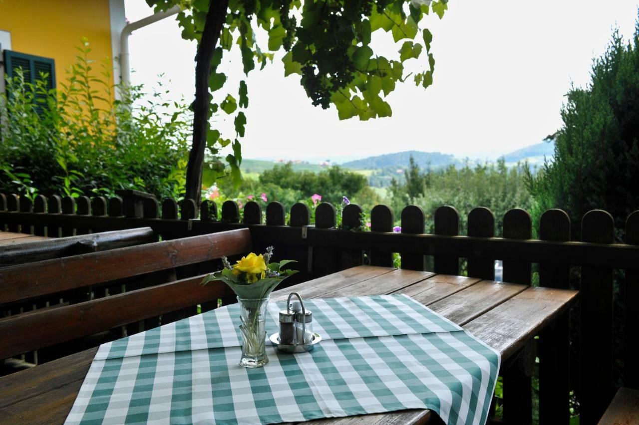 Weingut Stoff Bed & Breakfast Kitzeck im Sausal Luaran gambar